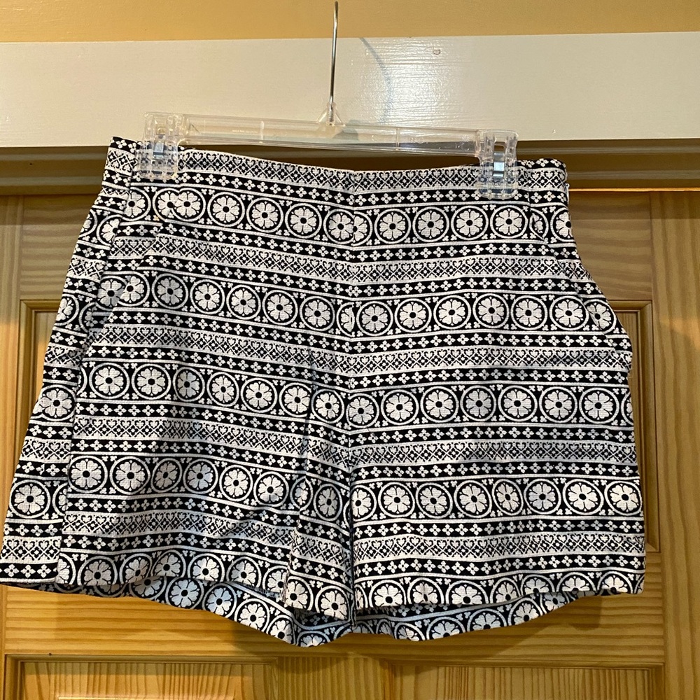 🌟Gap⭐️High-Waisted Black & White patterned shorts